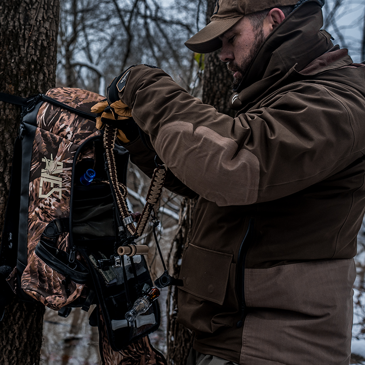 AVES Hybrid Elite Pack refuge camo best  duck hunting  adjustable shelves 40 liter backpack with gun holder tree strap