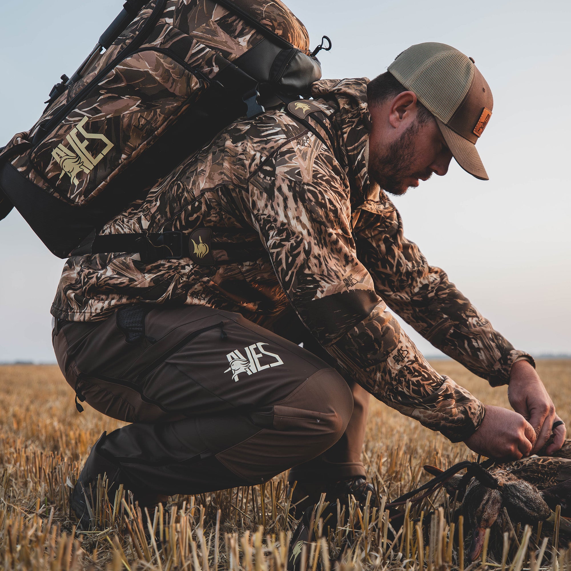 AVES Hybrid Elite Pack refuge camo top-rated waterfowl hunting adjustable shelves 40 liter backpack with gun holder side pockets